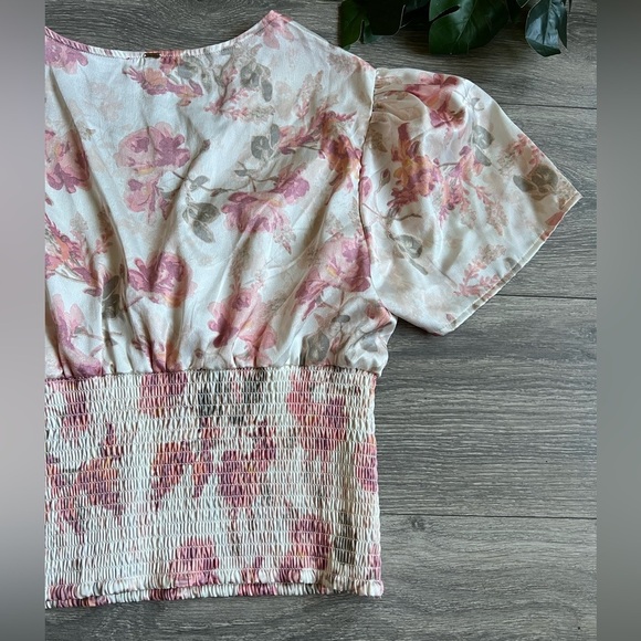 NWOT! Guess pink peach floral flutter sleeve smocked waist coquette top. Size XL - Picture 6 of 15